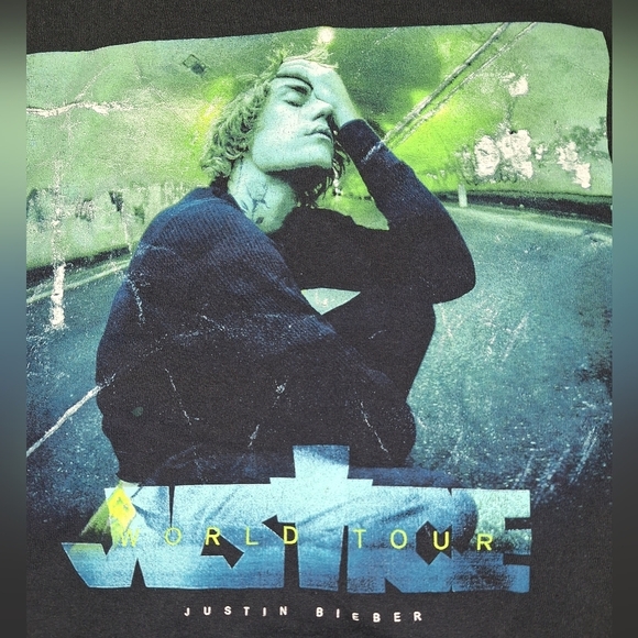 A Justin Bieber Justice concert shirt in a medium. Pre-loved in great shape - Picture 4 of 4